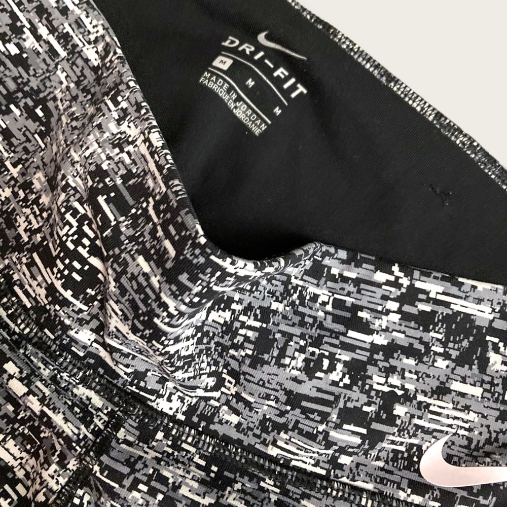 Nike Crop Leggings - Picture 5 of 7